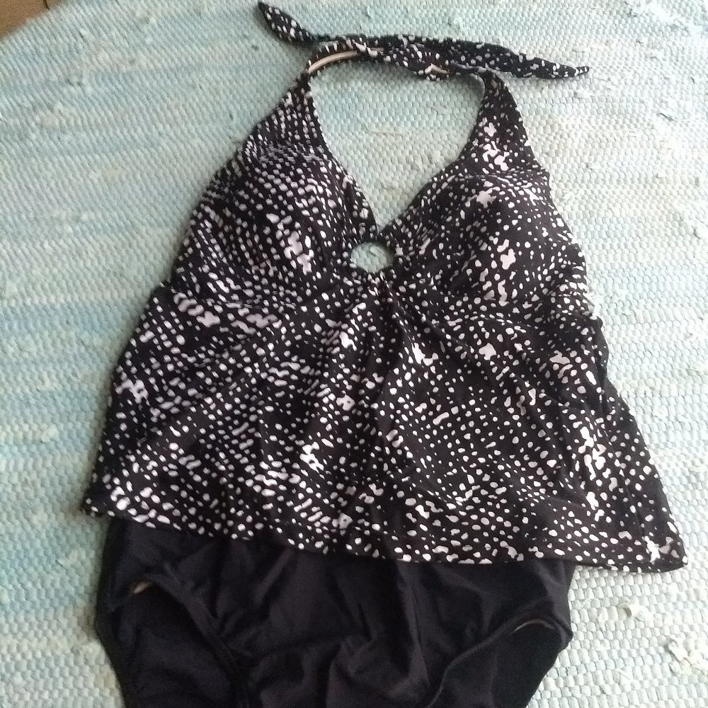 1 Piece Swim Suit Black White Print Top Solid Black Bottom Slimming! Size 12